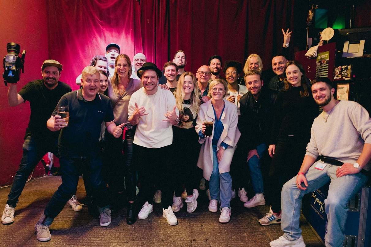 Trafen sich im Knust: Johannes Oerding (Mitte) und sein Team