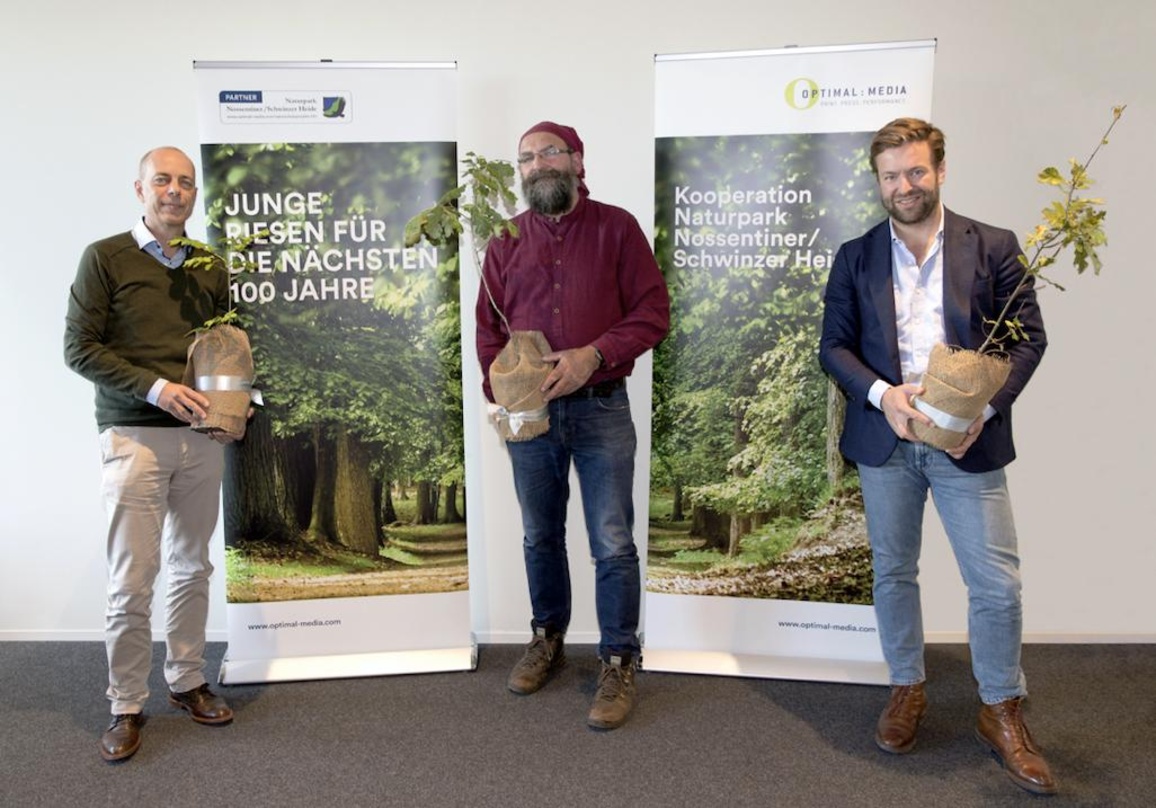 Wollen noch in diesem Jahr bis zu 100 Bäume pflanzen (von links): Jörg Hahn (Geschäftsführer optimal media), Ralf Koch (Leiter Naturpark Nossentiner Schwinzer Heide) und Jonas Haentjes (CE...