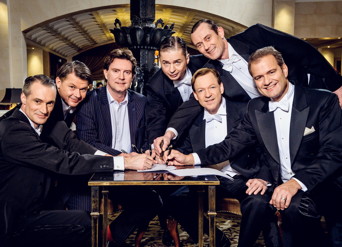 Bei der Vertragsunterzeichnung in Berlin (von links): Philipp Seibert, Horst Maria Merz (beide Berlin Comedian Harmonists), Mark Wilkinson (President Deutsche Grammophon), Olaf Drauschke, ...
