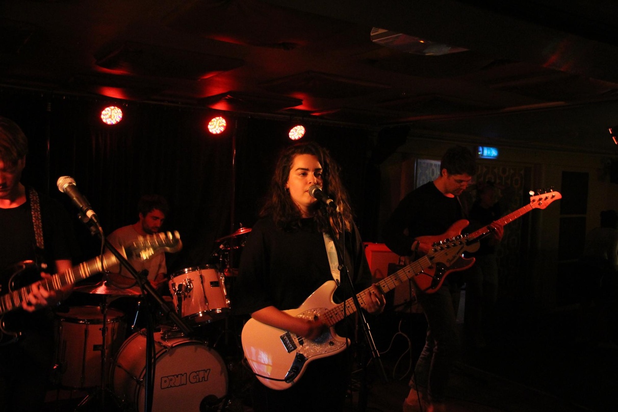 Im Januar 2019 bei Eurosonic Noorderslag dabei: Ilgen-nur, hier bei The Spot in Aarhus 2018