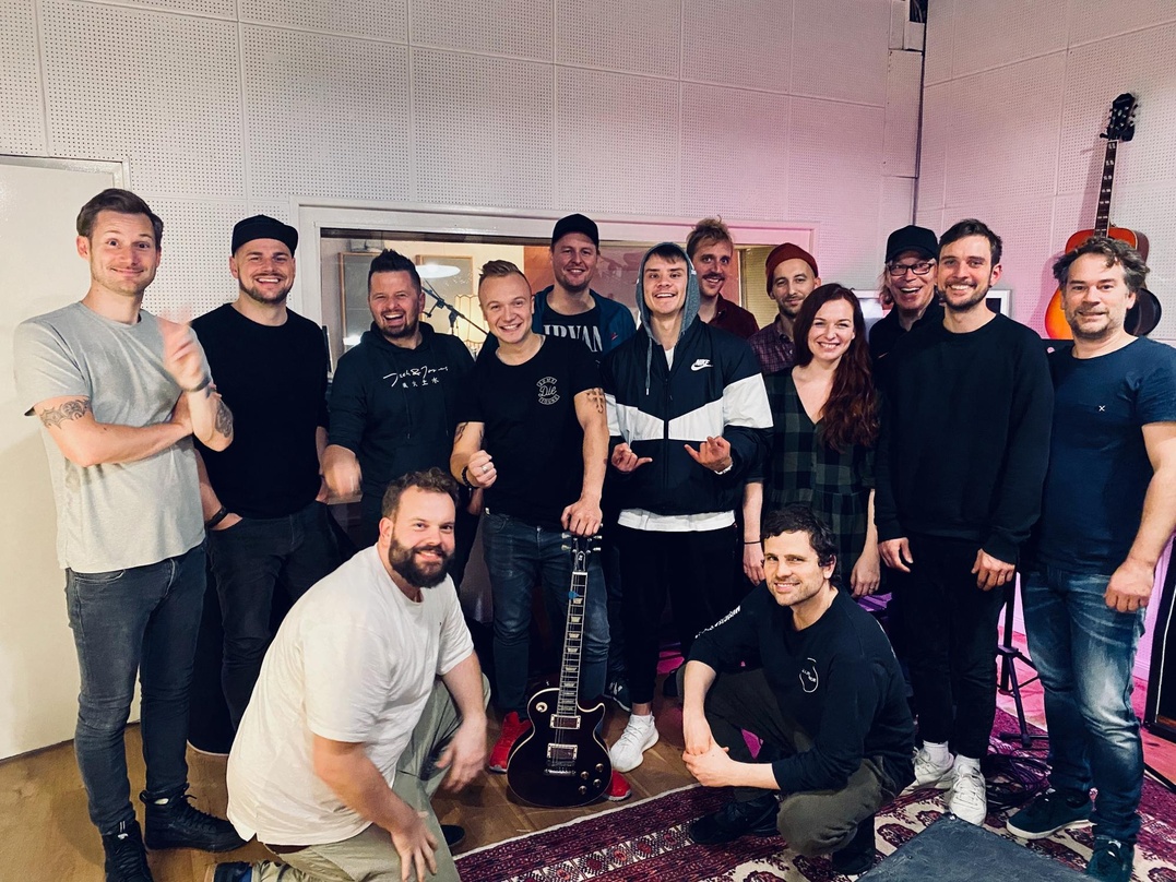 In den Chameleon Studios (von links): Eike Freese, Nicki, Mike, Luis Baltes, Maxi Beuster, Danny, Christoph Sakwerda, Marius Tilly, Denny Meißner, Anna Zimt, Daniel Eisenlohr, Tom Neverman...
