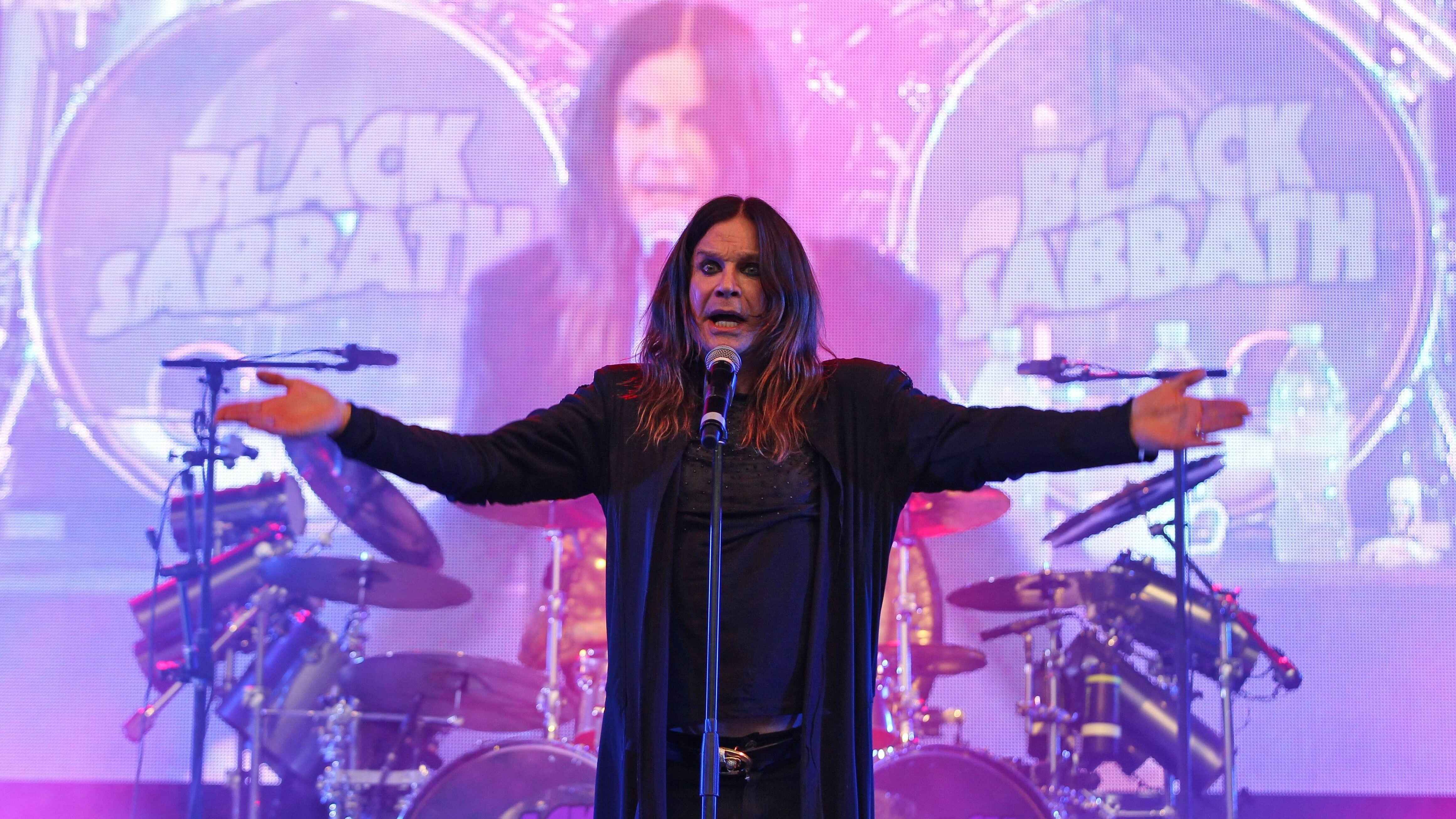 ffa08379 c3bf 4e50 92af 436a2a84afed Ozzy Osbourne bei einem Konzert mit Black Sabbath in der Wuhlheide in Berlin im Jahr 2014.