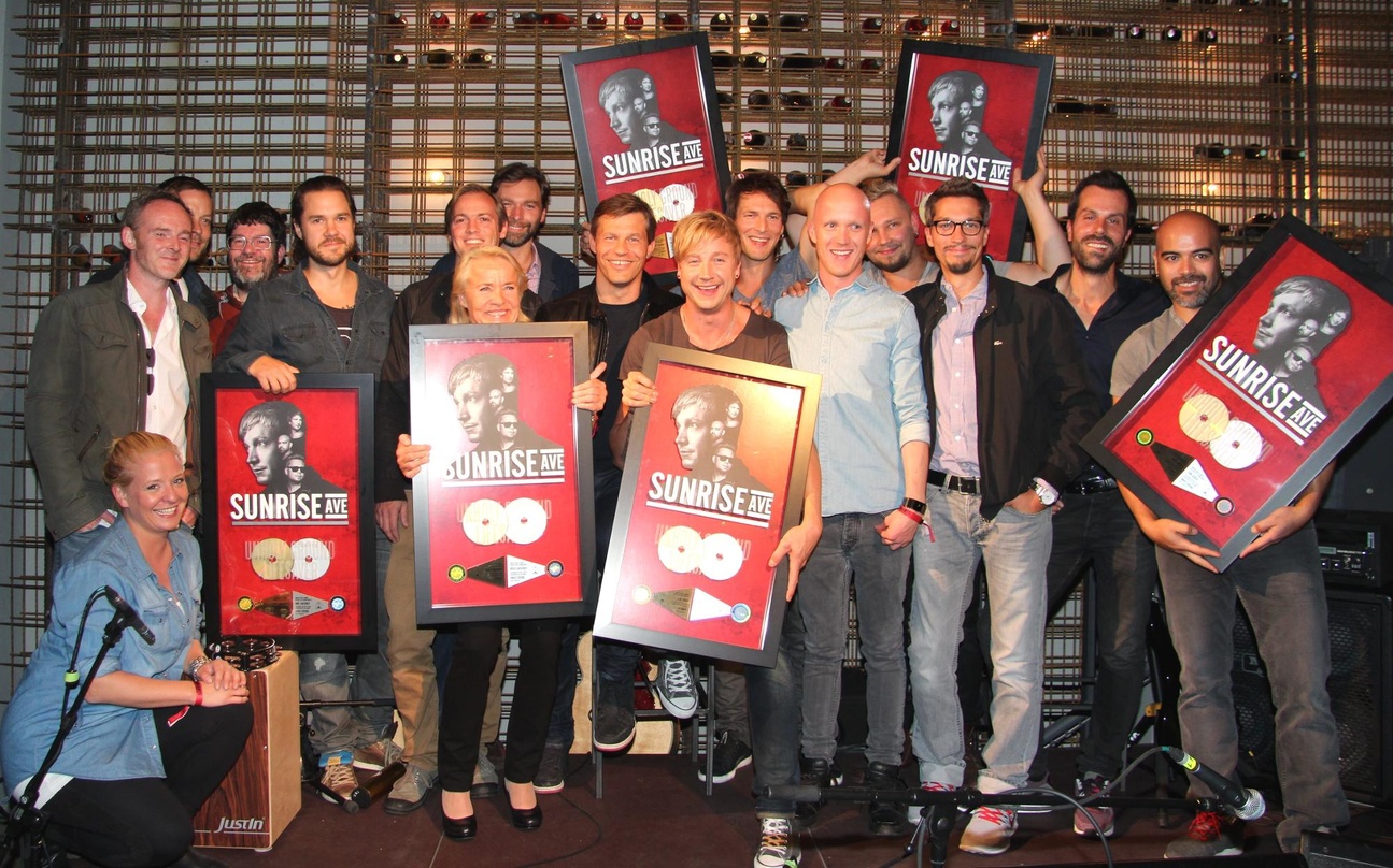 Trafen sich bei der Übergabe der Awards: Das Team von Universal mit Management und der Band Sunrise Avenue