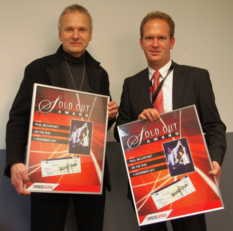 Bei der Verleihung des Sold-Out-Awards: Klaus-Peter Matziol (l., Geschäftsführer Peter Rieger) und Stefan Löcher (Geschäftsführer Arena Management