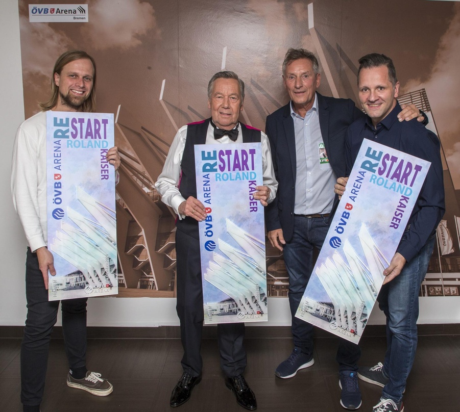 Bei der Preisvergabe (von links nach rechts): Yannic Radszuhn (Semmel Concerts), Roland Kaiser, Andreas Adolph (Leiter ÖVB-Arena), Mario Roggow (Projektleiter ÖVB-Arena)