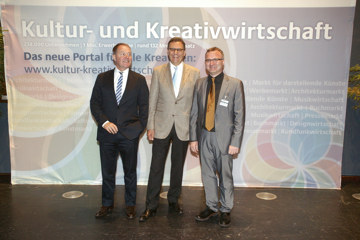 Zeichnet Kreativpiloten aus: Staatssekretär Hans-Joachim Otto (M.). hier mit Bayerns Staatsminister Wolfgang Heubisch (l.) und Jürgen Enninger bei dessen Vorstellung als Ansprechpartner fü...