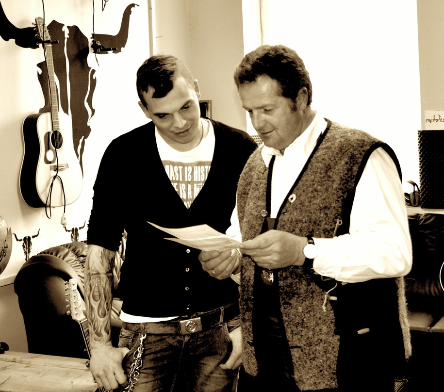 Bei der gemeinsamen Arbeit: Philipp Burger (links, Frei.Wild) und Norbert Rier (Kastelruther Spatzen)
