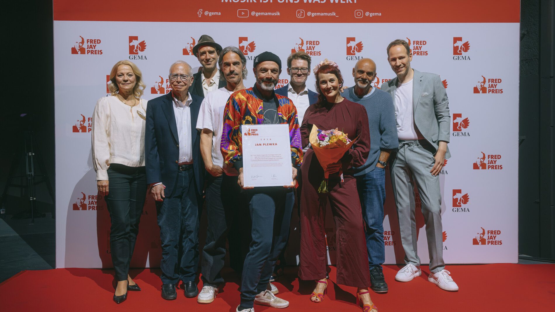 Fred Jay Preis 2026 Gruppenfoto mit unter anderem Preisträger Jan Plewka