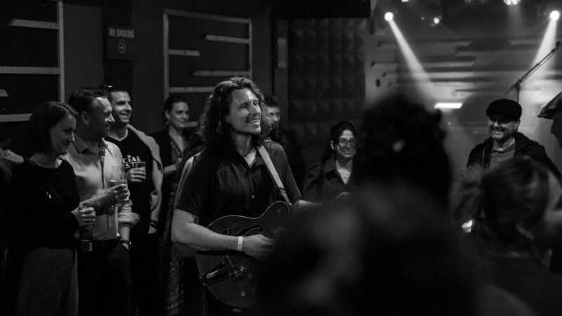Josh Savage (SoFar Sounds) auf Tuchfühlung mit dem Publikum beim Pre-Launch von Tickets For Good.