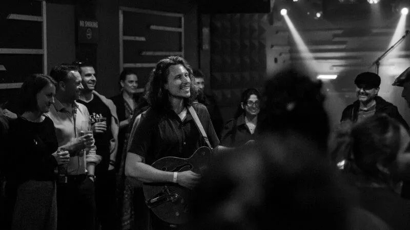 Josh Savage (SoFar Sounds) auf Tuchfühlung mit dem Publikum beim Pre-Launch von Tickets For Good.