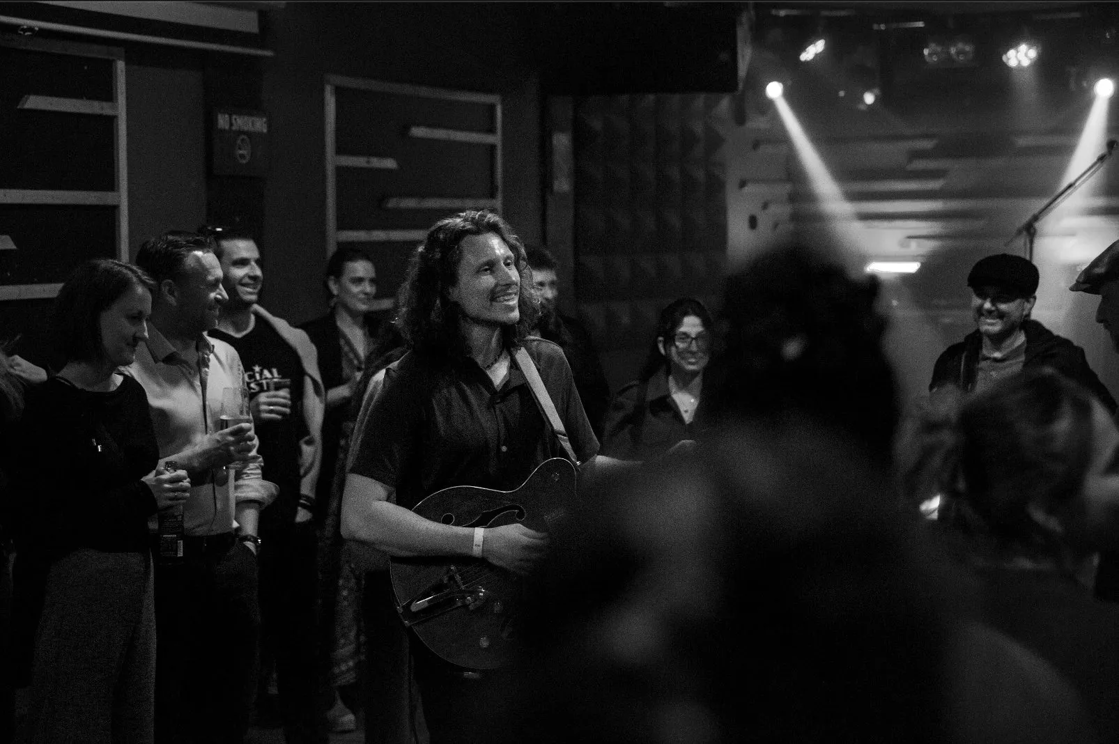 Josh Savage (SoFar Sounds) auf Tuchfühlung mit dem Publikum beim Pre-Launch von Tickets For Good.