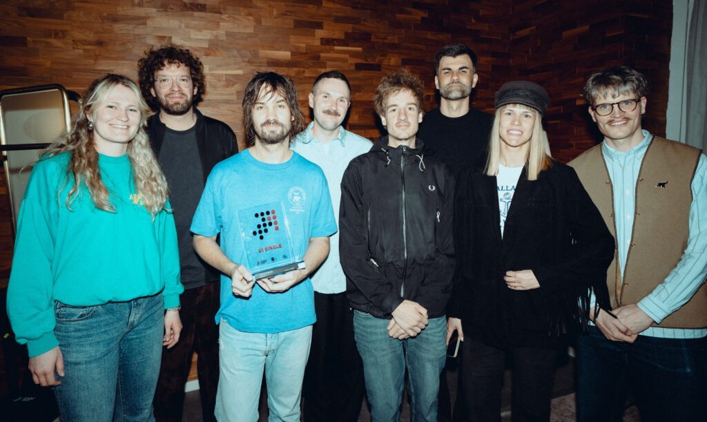 Sony Music und Tame Impala mit dem Nummer-1-Award der Offiziellen Deutschen Charts
