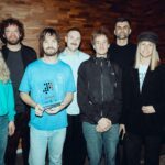 Sony Music und Tame Impala mit dem Nummer-1-Award der Offiziellen Deutschen Charts