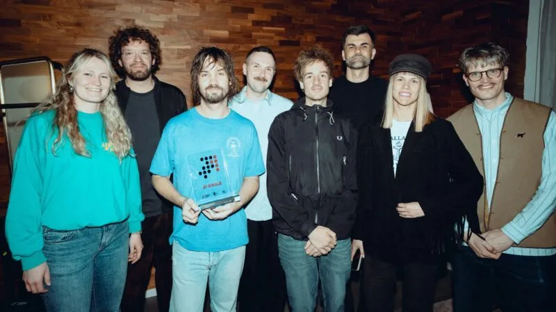Sony Music und Tame Impala mit dem Nummer-1-Award der Offiziellen Deutschen Charts