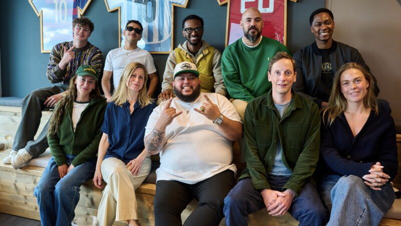 BMG Signing Kybba Tribal Kush Basshall Movement _C_ BMG Neue Partner (hinten, von links): Kevin Bakker (Tribal Kush), Francesco De Nigris (Kybba), Mustafa Mohamed (BMG), Koos Groenendijk (SEG Artists) und Levy Isabella (BMG) sowie (vorn, von links) Vivian Donders (SEG Artists), Maaike Vonk (BMG), Allimar Maduro (Tribal Kush), Will Frank (SEG Artists) und Quirine de Jong (SEG Artists). Foto: BMG