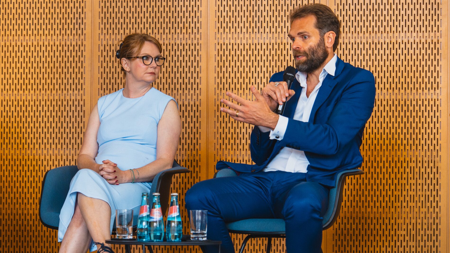 Beklagen, dass zahlreichen Künstler:innen und deren Partnern auf Seiten der Musikwirtschaft durch Milliarden an gefälschten Wiedergaben Einnahmen entgehen: IFPI-CEO Victoria Oakley und der BVMI-Vorstandsvorsitzende Florian Drücke, hier auf der Bühne der Kulturkonferenz des BVMI im Sommer 2025 in Berlin. Foto: Christoph Manger