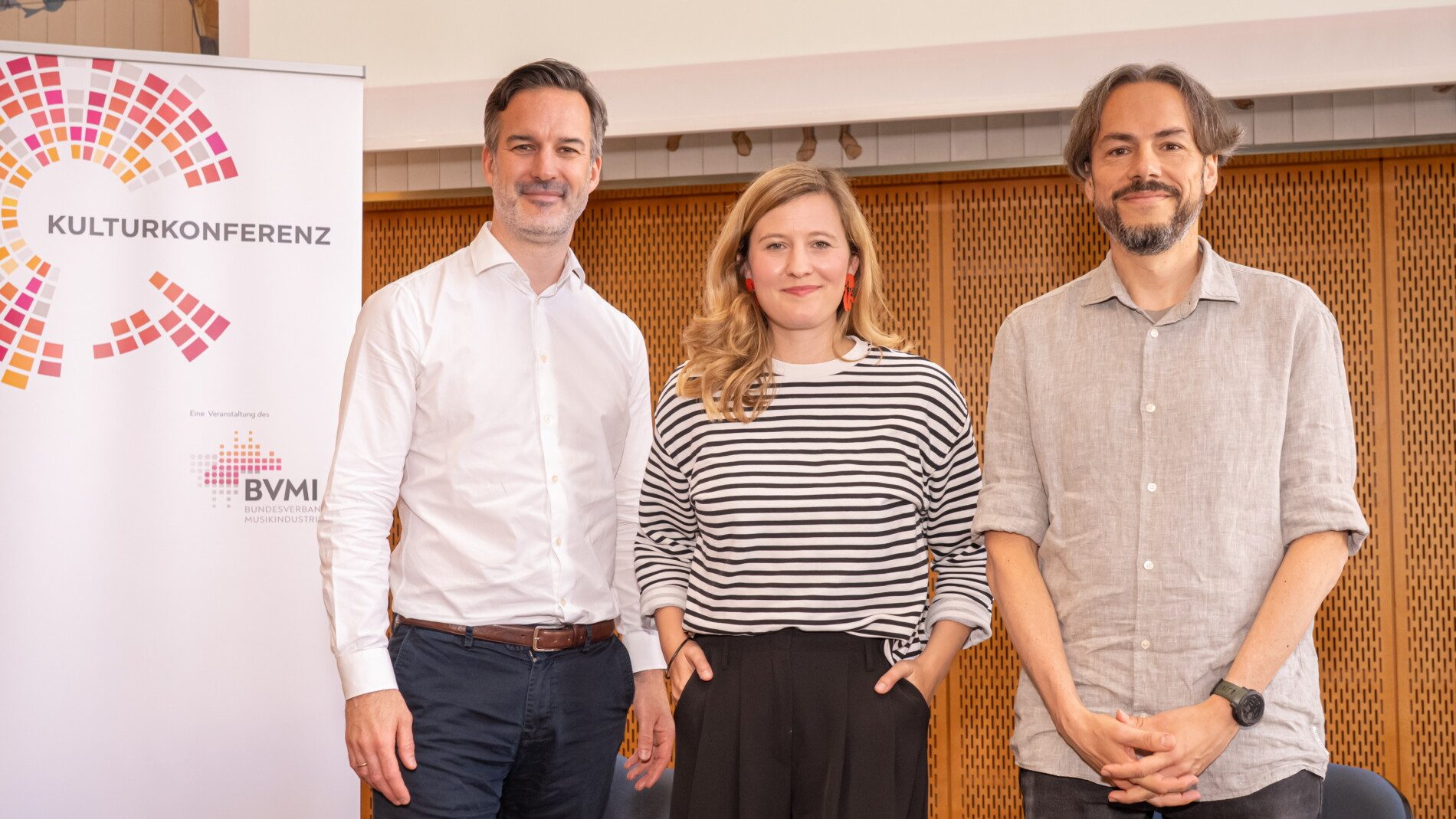 Diskutierten im Rahmen der BVMI-Kulturkonferenz über „Anspruch und Realität der Musikbranche zwischen Streaming, Fraud und künstlicher Intelligenz“ (von links9: Christoph Schütt (Referatsleiter Digitale Geschäftsmodelle beim BKM), Ella Rohwer (Geschäftsführerin Pro Musik) und Holger Christoph (Senior Vice President Digital Business Universal Music Central Europe). Foto: BVMI, Markus Nass