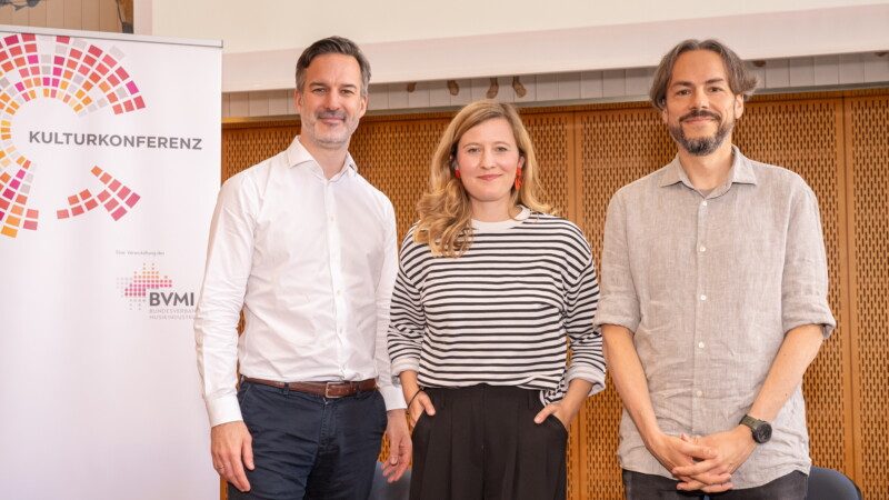 Diskutierten im Rahmen der BVMI-Kulturkonferenz über „Anspruch und Realität der Musikbranche zwischen Streaming, Fraud und künstlicher Intelligenz“ (von links9: Christoph Schütt (Referatsleiter Digitale Geschäftsmodelle beim BKM), Ella Rohwer (Geschäftsführerin Pro Musik) und Holger Christoph (Senior Vice President Digital Business Universal Music Central Europe). Foto: BVMI, Markus Nass