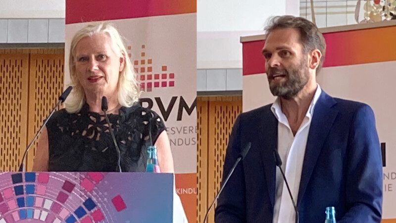 Übernahmen bei der Kulturkonferenz des Bundesverbands Musikindustrie am 23. Juni 2026 in Berlin die erste Keynote und die Begrüßung: die Vertreterin der Europäischen Kommission in Deutschland, Barbara Gessler, und der BVMI-Vorstandsvorsitzende Florian Drücke. Schnappschuss: MusikWoche