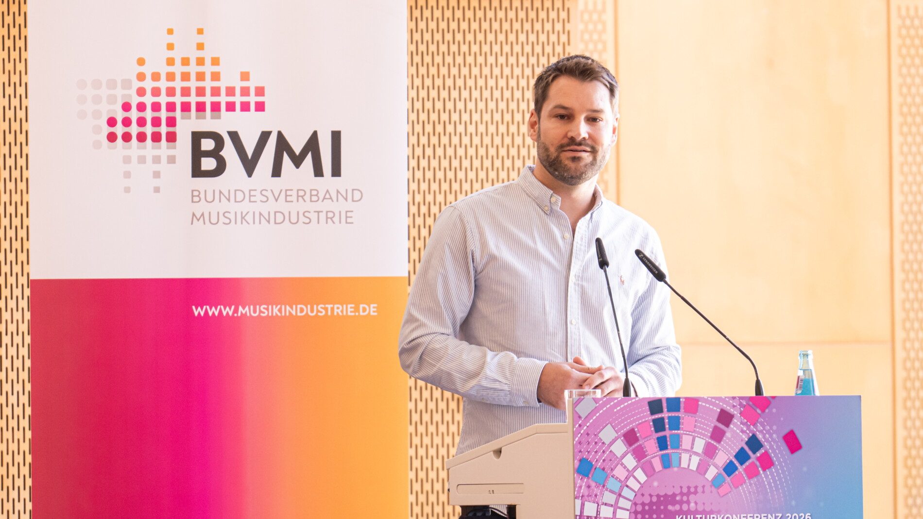 Berichtete bei seiner Keynote im Rahmen der Kulturkonferenz des Bundesverbands Musikindustrie von einem „deutlich verlangsamten“ Wachstum bei der Zahl neuer Musikabos bei Streaming-Plattformen: Christoph Behm, CEO von Sony Music GSA und Mitglied im Vorstand des Branchenverbands. Foto: Markus Nass, BVMI