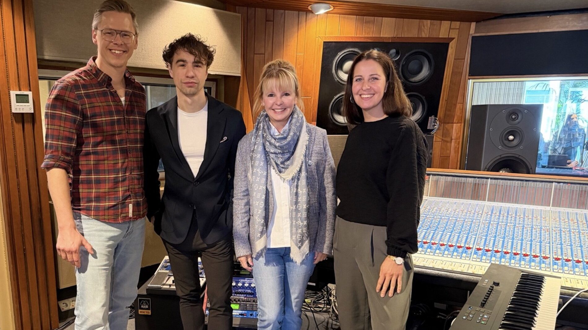 Trafen sich in den Hansa Studios in Berlin (von links): Christopher Gronau (A&R Manager Meisel Music), Joachim Foerster, Kirsten Meisel (Geschäftsführerin der Meisel Musikverlage) und Ina Wiens (Copyright-/Creative Manager Meisel Music). Foto: Meisel Music Trafen sich in den Hansa Studios in Berlin (von links): Christopher Gronau (A&R Manager Meisel Music), Joachim Foerster, Kirsten Meisel (Geschäftsführerin der Meisel Musikverlage) und Ina Wiens (Copyright-/Creative Manager Meisel Music). Foto: Meisel Music
