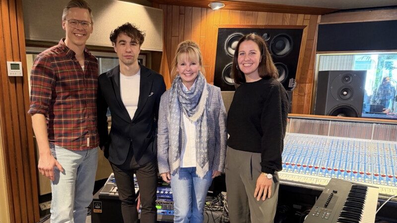 Trafen sich in den Hansa Studios in Berlin (von links): Christopher Gronau (A&R Manager Meisel Music), Joachim Foerster, Kirsten Meisel (Geschäftsführerin der Meisel Musikverlage) und Ina Wiens (Copyright-/Creative Manager Meisel Music). Foto: Meisel Music Trafen sich in den Hansa Studios in Berlin (von links): Christopher Gronau (A&R Manager Meisel Music), Joachim Foerster, Kirsten Meisel (Geschäftsführerin der Meisel Musikverlage) und Ina Wiens (Copyright-/Creative Manager Meisel Music). Foto: Meisel Music