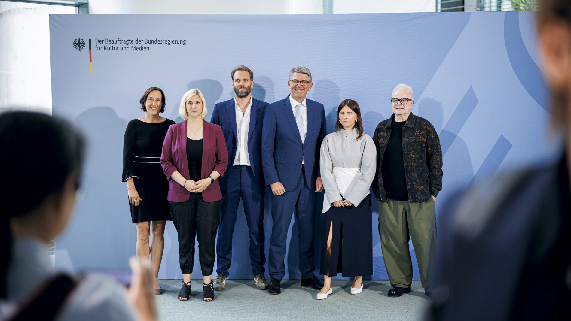 Trugen ihre Ergebnisse in der Hauptstadt vor (von links): Susanne Dehmel (Geschäftsleitung Bitkom), Verena Bößmann, (Vorstand VUT), Florian Drücke (Vorstandsvorsitzender Chairman & CEO BVMI), Wolfram Weimer (Der Beauftragte der Bundesregierung für Kultur und Medien) sowie Balbina und Herbert Grönemeyer (beide Akademie für Populäre Musik).