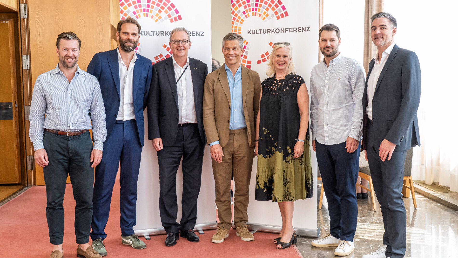 Rückten im Juni 2026 bei der Kulturkonferenz des BVMI wirtschaftliche und regulatorische Fragen in den Fokus (von links): Jonas Haentjes (Sprecher der außerordentlichen Mitglieder im BVMI-Vorstand, Edel), der Vorstandsvorsitzende Florian Drücke, Europaparlamentarier Axel Voss, Frank Briegmann (BVMI-Vorstand, Universal Music), die Keynote-Redner Barbara Gessler (Repräsentantin der EU-Kommission in Deutschland) und Christoph Behm (BVMI-Vorstand, Sony Music) sowie Markus Holzherr (BVMI-Vorstand, Warner Music). Foto: Markus Nass, BVMI