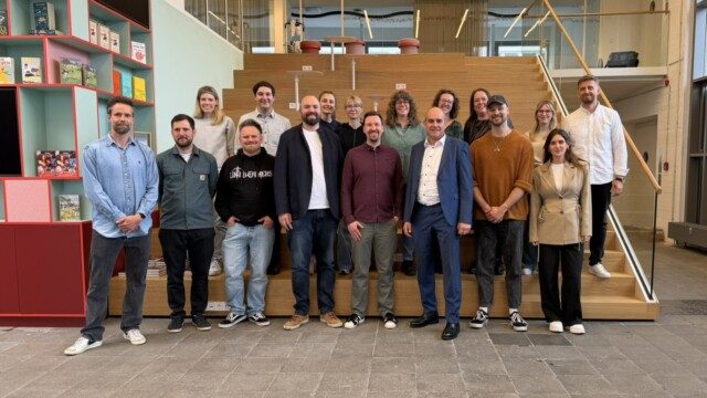 Arbeiten künftig zusammen: die Teams von Lübbe Audio um Stephanie Mende (Verlagsleiterin Lübbe Audio, hinten 3. von rechts), Simon Decot (Vorstand Programm der Bastei Lübbe AG, vorn 3. von rechts) und Matthias Mundt (Director Sales Lübbe Audio, vorn 4. von links) sowie von Kontor New Media um Frank-Peter Leffler (Managing Director, vorn 4. von rechts) beim Kick-Off-Termin in Köln. Foto: Kontor New Media