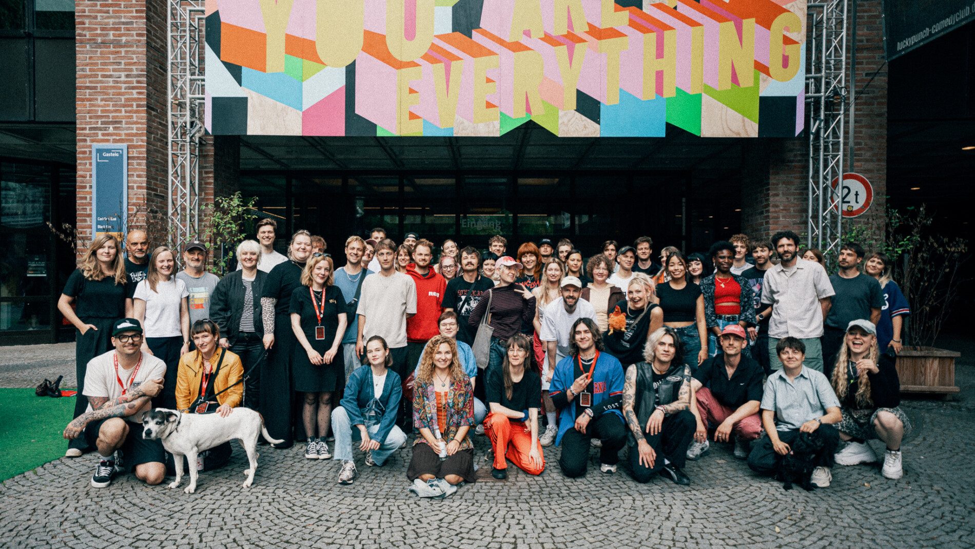 Mit dabei beim Popgarten-Abschlussevent im Live Evil: die Teilnehmenden des Songwriting Camps sowie unter anderem Ella Rohwer (Pro Musik, stehend, links), der GEMA-Aufsichtsratsvorsitzende Ralf Weigand (stehend, 2. von links) und Alessa Patzer (Fachstelle Pop, stehend, 5. von links). Foto: GEMA, Fachstelle Pop