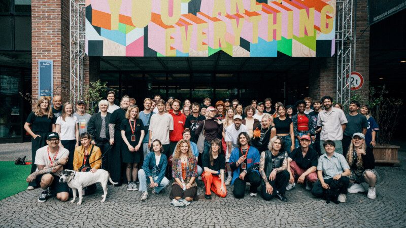 GEMA Songwriting Camp fachstelle Pop et al _C_ GEMA Mit dabei beim Popgarten-Abschlussevent im Live Evil: die Teilnehmenden des Songwriting Camps sowie unter anderem Ella Rohwer (Pro Musik, stehend, links), der GEMA-Aufsichtsratsvorsitzende Ralf Weigand (stehend, 2. von links) und Alessa Patzer (Fachstelle Pop, stehend, 5. von links). Foto: GEMA, Fachstelle Pop