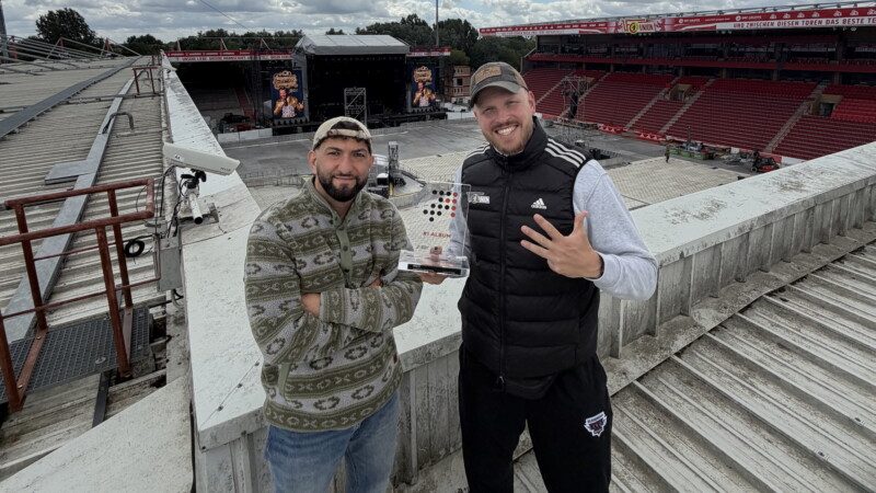 Team Finch der Rapper mit Manager Cihan Bilgin _C_ Management Finch Mit der Nummer-eins-Trophäe: Rapper Finch (rechts) steigt mit Manager Cihan Bilgin aufs Dach des Berliner Stadions An der Alten Försterei. Foto: Management Finch
