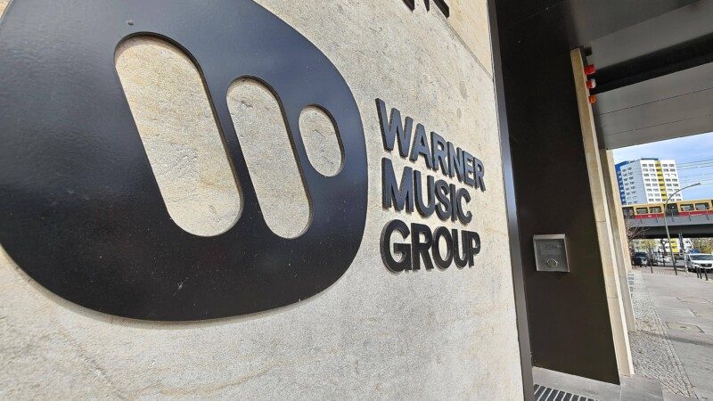 Neue Ebene: die Warner Music Group, hier das Firmenschild am Standort Berlin, zieht bei der Dienstleistungstochter ADA eine EMEA-Abteilung auf und gliedert dort Revelator, Africori und Qanawat Music mit ein. Foto: Imago, Nachrichtenagentur dts