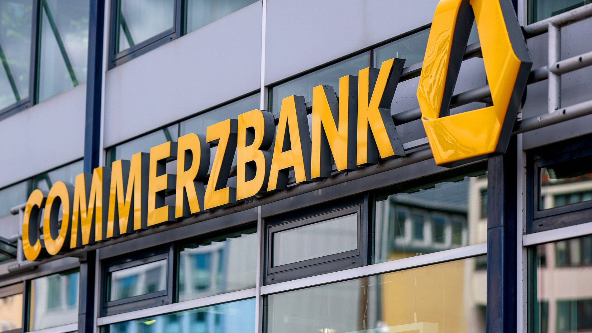 03.07.2026, Hamburg, Filiale mit Schriftzug Logo der Commerzbank. Die Bank steht vor einer Übernahme der Großbank Unicre