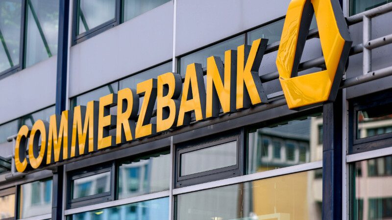 03.07.2026, Hamburg, Filiale mit Schriftzug Logo der Commerzbank. Die Bank steht vor einer Übernahme der Großbank Unicre