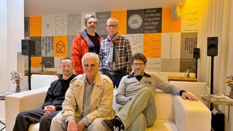 phazz-a-delic-klangspot-recordings Haben eine Vertriebskooperation vereinbart (hinten, von links): Martin Grotzke (Geschäftsführer Klangspot) und Dirk Mahlstedt (De-Phazz- und Phazz-a-delic-Manager) sowie (vorn, von links) Sascha Bauer (Geschäftsführer Klangspot), Pit Baumgartner (Gründer De-Phazz und Phazz-a-delic) und Haluk Soyoglu (Phazz-a-delic). Foto: Klangspot