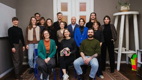 Green Culture Anlaufstelle Abschlussbilanz Zieht nach drei Jahren Abschlussbilanz: das Team der Green Culture Anlaufstelle um (von links) Katharina Laura Kunze, Paulo Isenberg Lima, Franziska Rieger, Vanessa Ostner, Lisa Sophie Kinne, Melinda Weidenmüller, Rohland Schuknecht, Katia Münstermann, Stella Coersmeier, Jacob Bilabel, Henriette Reckert, Steffen Krause, Lucas Zimmermann Sophie Brune und Isabella Dahm. Foto: Phil Dera
