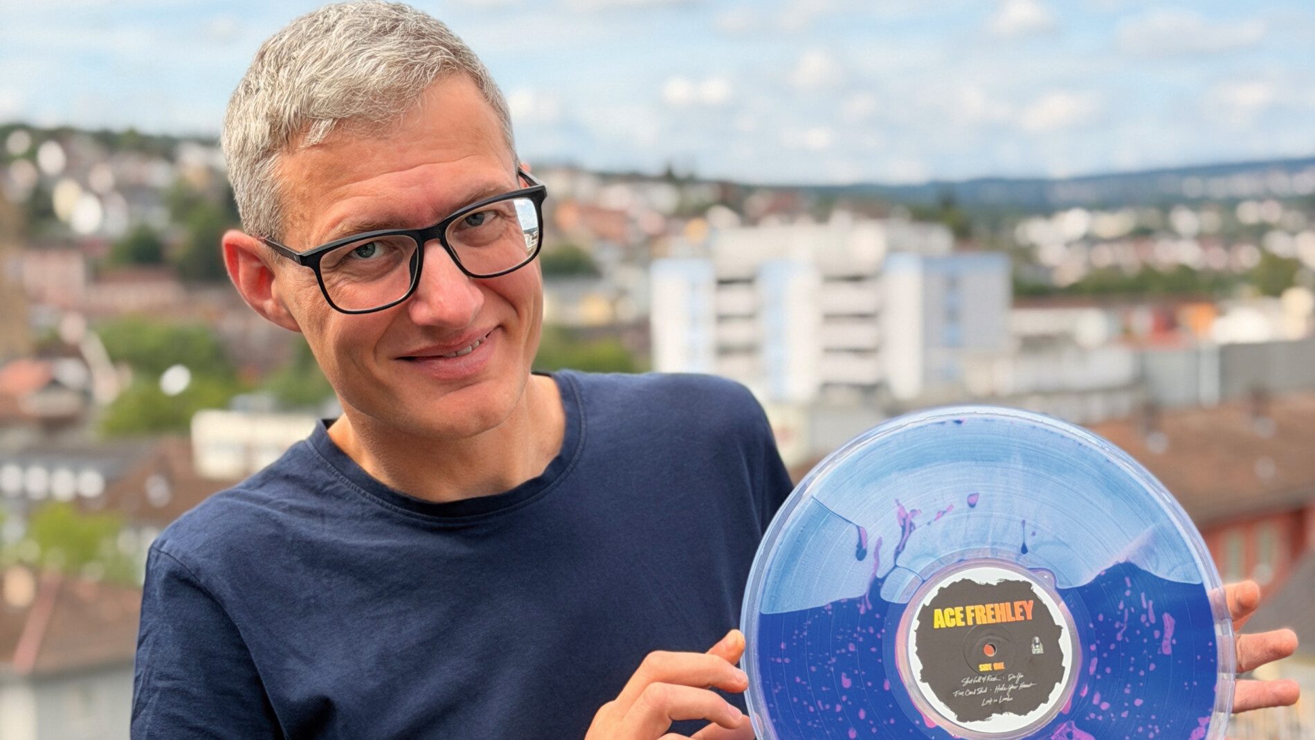 Verklebt zwei Vinyl-Hälften in einem speziellen Verfahren zu einer zum Beispiel mit Flüssigkeit gefüllten Schallplatte: Nico Michaelis von der Vinyl-Manufaktur in Pforzheim. Foto: Jonas Murmann