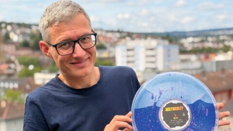 Nico Michaelis 2026 c Jonas Murmann Verklebt zwei Vinyl-Hälften in einem speziellen Verfahren zu einer zum Beispiel mit Flüssigkeit gefüllten Schallplatte: Nico Michaelis von der Vinyl-Manufaktur in Pforzheim. Foto: Jonas Murmann