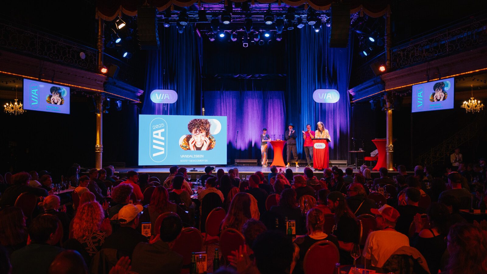 Volles Haus: die bei der Verleihung der VIA Awards 2025 in der Nachwuchs-Kategorie ausgezeichnete Künstlerin Vandalisbin auf der Bühne im Schmidts Tivoli in Hamburg. Foto: Jonas Neugebauer