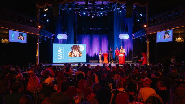VIA20205-Preisverleihung_(c)JonasNeugebauer11 Volles Haus: die bei der Verleihung der VIA Awards 2025 in der Nachwuchs-Kategorie ausgezeichnete Künstlerin Vandalisbin auf der Bühne im Schmidts Tivoli in Hamburg. Foto: Jonas Neugebauer