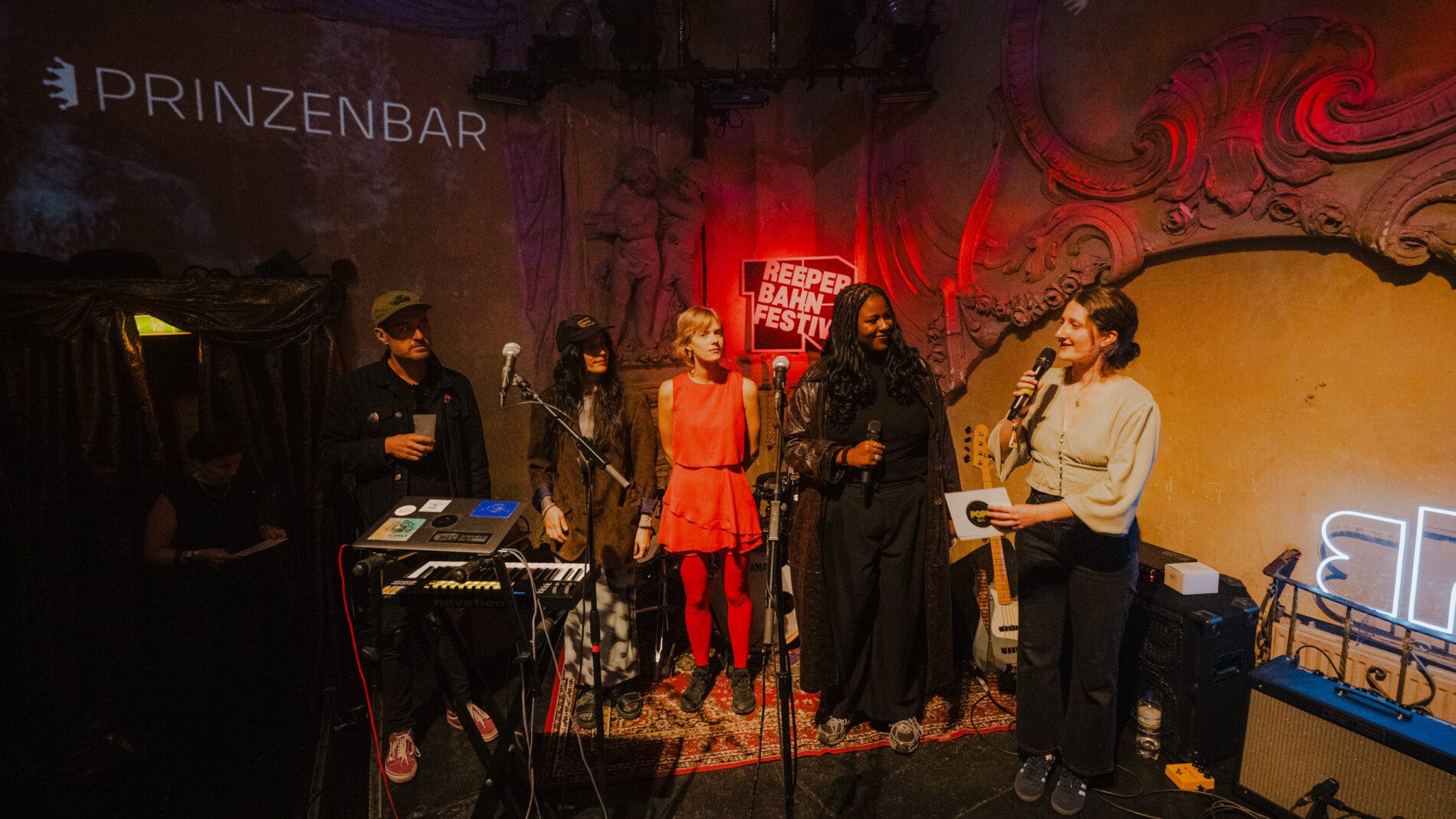 Vom 16.09. - 19.09.2026 findet das Reeperbahnfestival in Hamburg statt. BPM Sachsen bespielt am 16.09. die Prinzenbar mit vier Bands.