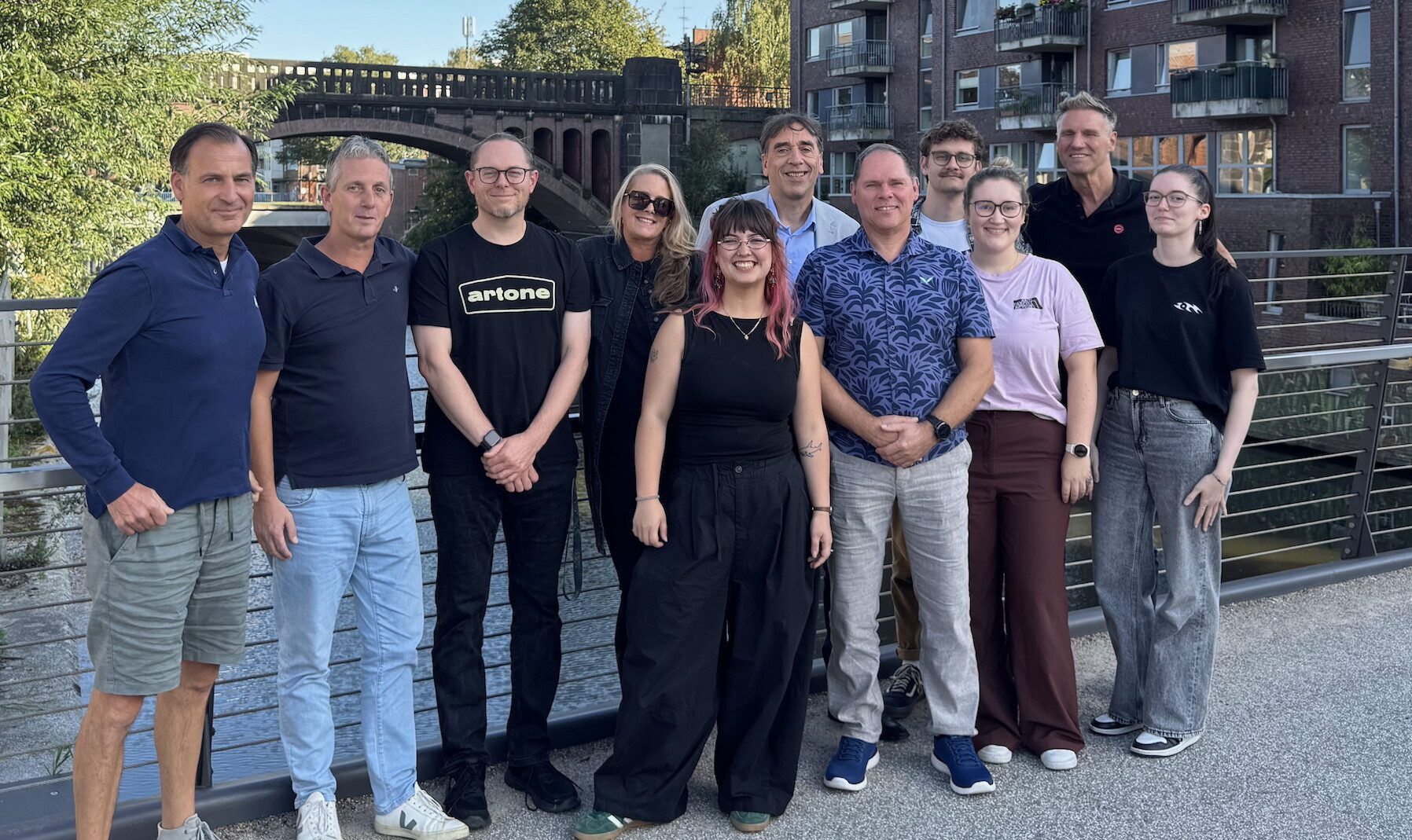 Bertus Musikvertrieb V2 Artone Vertriebstagung September 2026 Mit dabei bei der Vertriebstagung von Bertus Musikvertrieb und V2 in Hamburg-Barmbek (von links): Christian Berghoff (Senior Label- & Product Manager), Michael Martens (Head of Sales Bertus), Marcus Offermanns (Head of Promotion), Katja Michaelsen (Senior Account Manager), Zoe Lau (Sales Coordinator), Andres Hubmann (General Manager GSA), Stefan Wulf (Senior Account Manager), Jonas Pfütze (Promoter), Cathana Meinecke (Promotion Assistant), Thomas Kowollik (Senior Account Manager), und Cora Grannemann (Sales Assistant). Foto: Bertus Musikvertrieb