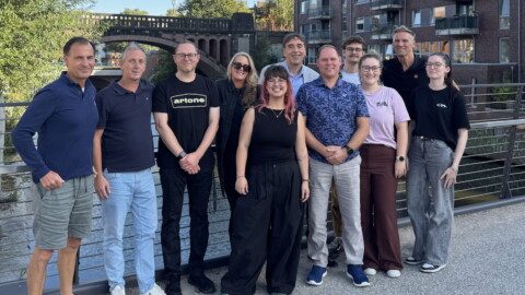 Bertus Musikvertrieb V2 Artone Vertriebstagung September 2026 Mit dabei bei der Vertriebstagung von Bertus Musikvertrieb und V2 in Hamburg-Barmbek (von links): Christian Berghoff (Senior Label- & Product Manager), Michael Martens (Head of Sales Bertus), Marcus Offermanns (Head of Promotion), Katja Michaelsen (Senior Account Manager), Zoe Lau (Sales Coordinator), Andres Hubmann (General Manager GSA), Stefan Wulf (Senior Account Manager), Jonas Pfütze (Promoter), Cathana Meinecke (Promotion Assistant), Thomas Kowollik (Senior Account Manager), und Cora Grannemann (Sales Assistant). Foto: Bertus Musikvertrieb