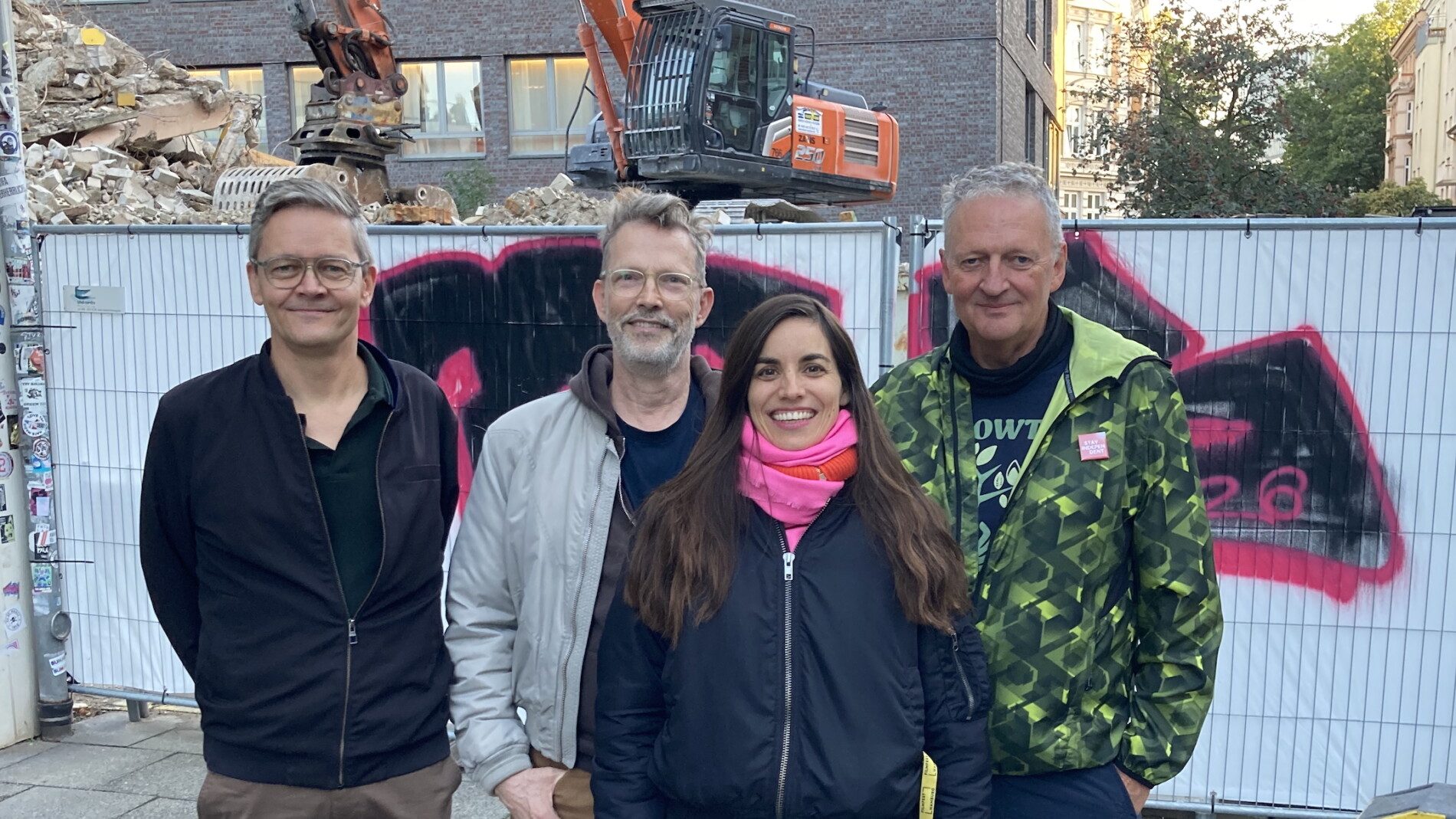 Broken Silence Doktor Direktor Holger Fleder Timo Blunck Franziska Herrmann Stefan Vogelmann _C_ MusikWoche Bauten vor dem St. Pauli Treff im Rahmen des Reeperbahn Festivals zwar noch keine neue Stadt, hatten aber schon längst den Grundstein für die Zusammenarbeit von Broken Silence mit dem Label Doktor & Direktor von Timo Blunck und Detlef Diederichsen gelegt (von links): Holger Fleder (Broken Silence), der Musiker Timo Blunck (unter anderem Die Zimmermänner, Palais Schaumburg), die Sängerin, Schauspielerin und Journalistin Franziska Herrmann und Stefan Vogelmann (Broken Silence). Foto: MusikWoche