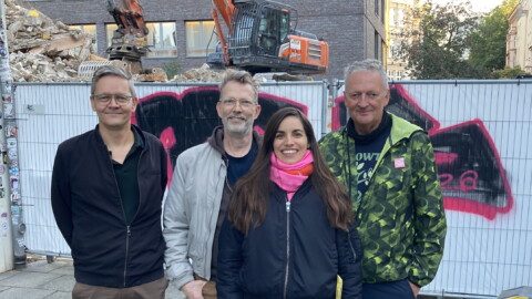 Broken Silence Doktor Direktor Holger Fleder Timo Blunck Franziska Herrmann Stefan Vogelmann _C_ MusikWoche Bauten vor dem St. Pauli Treff im Rahmen des Reeperbahn Festivals zwar noch keine neue Stadt, hatten aber schon längst den Grundstein für die Zusammenarbeit von Broken Silence mit dem Label Doktor & Direktor von Timo Blunck und Detlef Diederichsen gelegt (von links): Holger Fleder (Broken Silence), der Musiker Timo Blunck (unter anderem Die Zimmermänner, Palais Schaumburg), die Sängerin, Schauspielerin und Journalistin Franziska Herrmann und Stefan Vogelmann (Broken Silence). Foto: MusikWoche