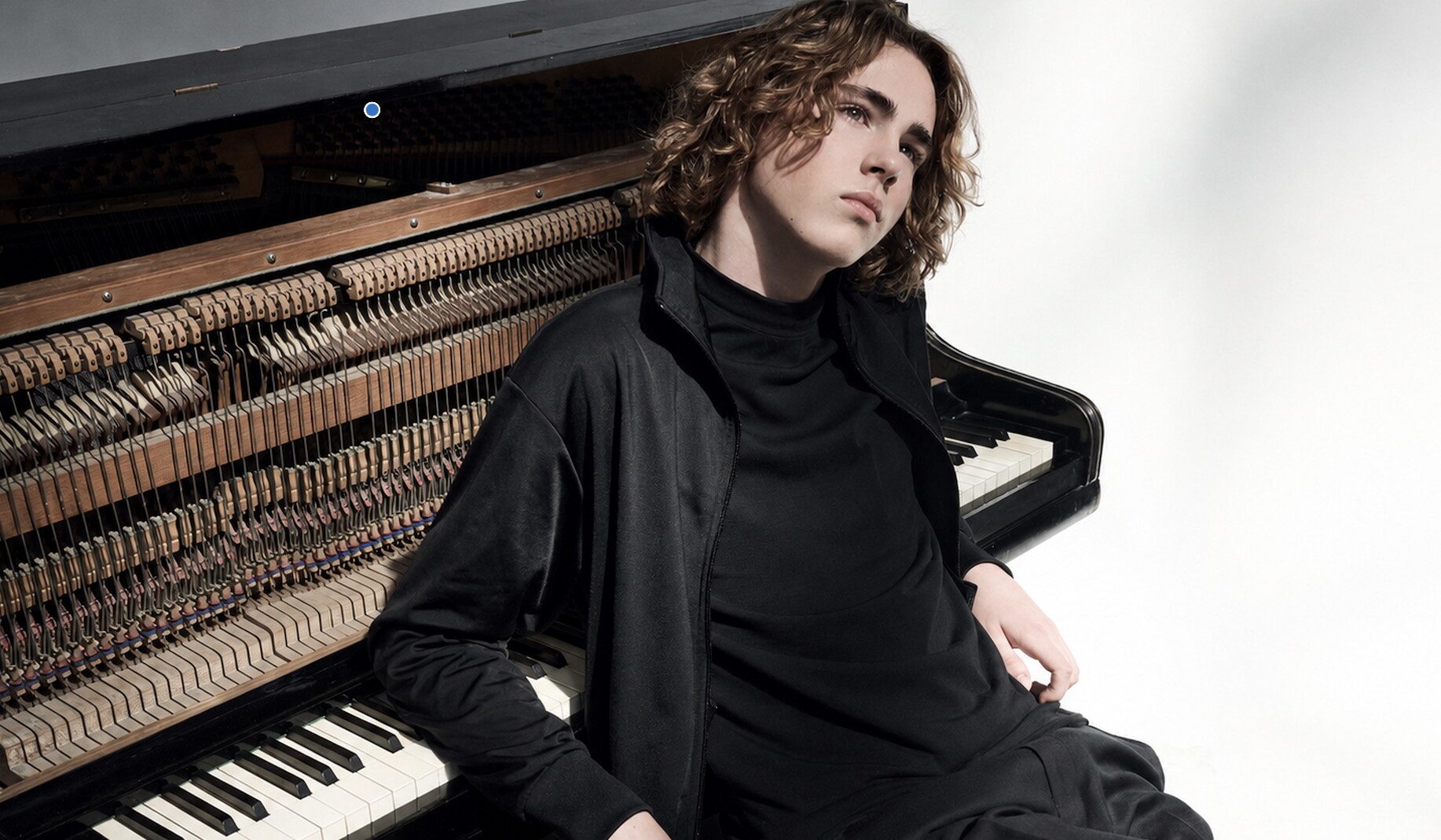 Steigt in der Woche nach Veröffentlichung seines DG-Debüts, „The Source“, an der Spitze in die Offiziellen Deutschen Klassik-Charts ein: der erst 16 Jahre alte Pianist Justus Eichhorn, der über seine Social-Media-Plattformen mittlerweile mehr als 800.000 Menschen erreicht. Foto: Markus Jans
