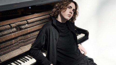Steigt in der Woche nach Veröffentlichung seines DG-Debüts, „The Source“, an der Spitze in die Offiziellen Deutschen Klassik-Charts ein: der erst 16 Jahre alte Pianist Justus Eichhorn, der über seine Social-Media-Plattformen mittlerweile mehr als 800.000 Menschen erreicht. Foto: Markus Jans
