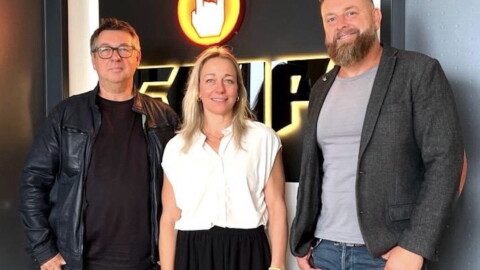 EMP whynow Fred Casimir Kati Lu Kuehnberger Tom Kuper _C_ whynow Wollen künftig miteinander unter dem Dach von whynow Fanartikel verkaufen (von links): Fred Casimir (President, whynow Europe & Managing Director, EMP), Kati Lu Kühnberger (Chief Sales Officer, EMP) und Tom Kuper (Managing Director, EMP). Foto: whynow