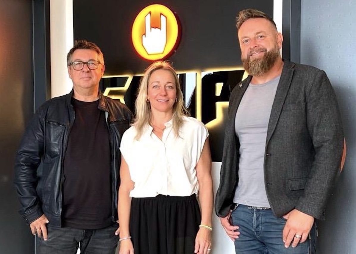 Wollen künftig miteinander unter dem Dach von whynow Fanartikel verkaufen (von links): Fred Casimir (President, whynow Europe & Managing Director, EMP), Kati Lu Kühnberger (Chief Sales Officer, EMP) und Tom Kuper (Managing Director, EMP). Foto: whynow